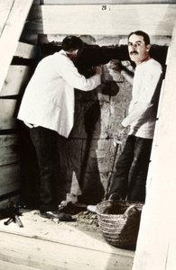 Howard Carter und ein Kollege graben ein Grab im Tal der Könige, Ägypten, 1922 aus von Harry Burton