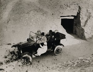 Lord Carnarvons erster Besuch im Tal der Könige: Lord Carnarvon (1866-1923) und Gesellschaft in einem Auto