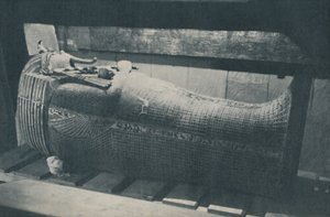 Dreifaches Nest aus goldenen Kästchen zur Bewahrung der armen menschlichen Tonerde, um 1935 von Harry Burton