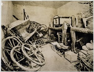 Blick auf das Vorzimmer des Grabes von Tutanchamun nach Süden, Tal der Könige, November 1922 (Gelatinesilberdruck) von Harry Burton