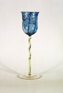 Glasbecher mit blau gestreifter Schale mit Goldeinschlüssen, hergestellt für Powell & Sons, Whitefriars, London, ca. 1895