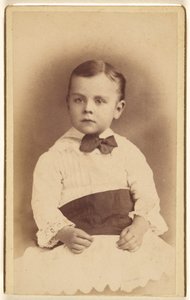 [Unidentifizierter kleiner Junge mit Fliege, sitzend]