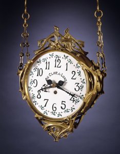 Eine doppelseitige Hängeuhr