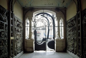 Ansicht des Eingangstors von Castel Béranger in der Rue de la Fontaine 14 im 16. Arrondissement von Paris (Foto) von Hector Guimard