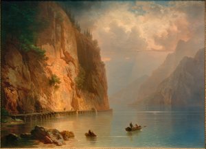 Bergsee mit steiler Felswand
