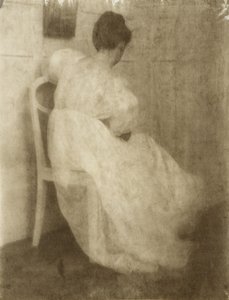 Mary Warner auf einem weißen Stuhl, ca. 1910
