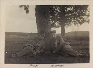 Erster Weltkrieg: Die Ukraine in den Jahren 1914-1916 während der Invasion der deutschen Armee. Zwei Soldaten in einem Moment der Entspannung (s/w Foto) von Heldenfriedhof Dsessentniki (attr. to)