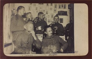Erster Weltkrieg: Die Ukraine in den Jahren 1914-1916 während der Invasion der deutschen Armee. Gruppe von Soldaten während einer Ruhepause (s/w Foto) von Heldenfriedhof Dsessentniki (attr. to)