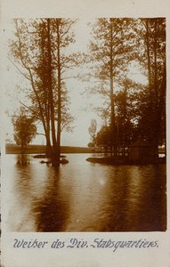 Erster Weltkrieg: die Ukraine in den Jahren 1914-1916 während der Invasion der deutschen Armee. Landschaft mit Fluss (s/w Foto) von Heldenfriedhof Dsessentniki (attr. to)