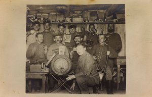 Erster Weltkrieg: die Ukraine in den Jahren 1914-1916 während der Invasion der deutschen Armee. Gruppe von Soldaten während einer Ruhepause (s/w Foto) von Heldenfriedhof Dsessentniki (attr. to)
