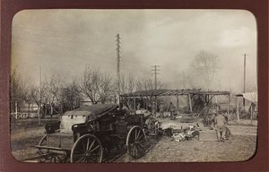 Erster Weltkrieg: Ukraine in den Jahren 1914-1916 während der Invasion der deutschen Armee. Militär an der Stelle eines Bombenangriffs (s/w Foto) von Heldenfriedhof Dsessentniki (attr. to)