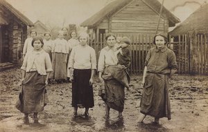 Erster Weltkrieg: die Ukraine in den Jahren 1914-1916 während der Invasion der deutschen Armee. Porträt einer Gruppe von Frauen mit Kindern von Heldenfriedhof Dsessentniki (attr. to)