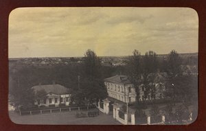 Erster Weltkrieg: die Ukraine in den Jahren 1914-1916 während der Invasion der deutschen Armee. Ansicht einer Stadt von Heldenfriedhof Dsessentniki (attr. to)