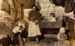 Erster Weltkrieg: Die Ukraine in den Jahren 1914-1916 während der Invasion der deutschen Armee. Familie im Haus