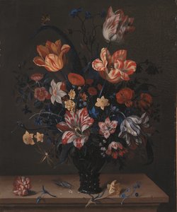 Tulpen und andere Blumen in einem Römer