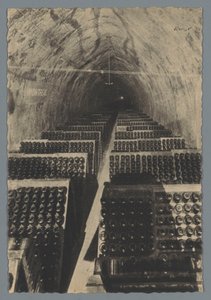 Eine Galerie von Weinen, auf Spitze von Helio Cachan