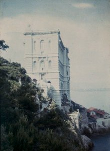 Elegantes befestigtes Gebäude am Golf von Monaco von Henri Chouanard