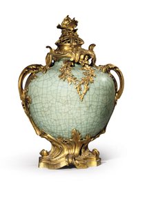 Einer von einem Paar Louis XV-Stil Vasen und Deckel, Montierungen datiert 1883, Porzellan spätes achtzehntes - frühes neunzehntes Jahrhundert