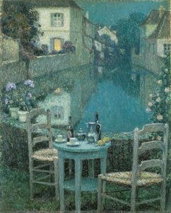 Kleiner Tisch in der Abenddämmerung
