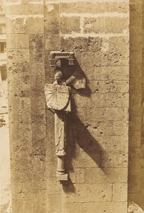 Engel mit Sonnenuhr, an der Kirche von Chartres, 1852