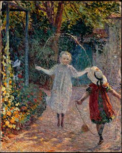 Kinder springen Seil im Garten