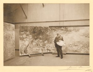 Claude Monet (1840-1926) vor seinen Gemälden 