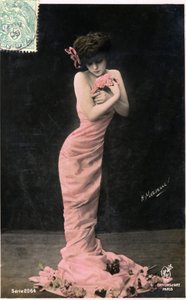 Weibliches Ideal um 1900: junge Schönheit mit sehr schlanker Silhouette, Postkarte