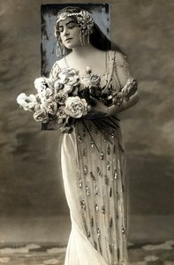 Ganzkörperporträt von Lucy Arbell, französische Opernsängerin, im Kostüm