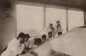 Paris: Während einer Operation, in einem modernen Krankenhaus; Operation von oben gesehen in einem Krankenhaus von Henri Manuel