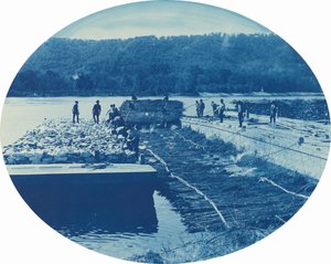 Bau eines Fels- und Buschdamms, Niedrigwasser 1891