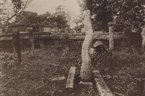 Ruinenstädte von Ceylon: Kuriose Runde Säule und Ruinen von Henry W. Cave