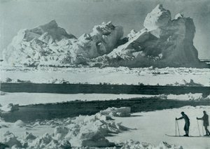 Ein Eisberg bricht im Packeis auseinander, um 1910-1913, 1913 von Herbert Ponting