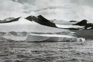 Ein Gletscher kalbt am Kap Crozier, um 1911 von Herbert Ponting