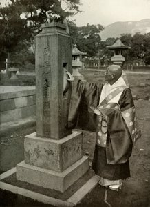 Ein buddhistischer Priester und Gebetsmühle, 1910 von Herbert Ponting