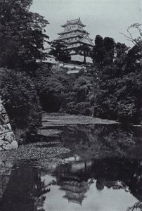 Eine feudale Burg, vom Graben aus von Herbert Ponting