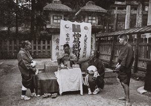 Eine Wahrsagerin am Inari-Tempel von Herbert Ponting