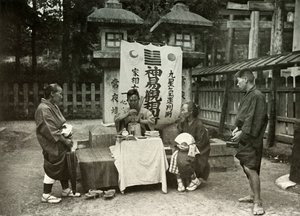 Eine Wahrsagerin am Inari-Tempel, 1910
