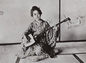 Eine Geisha spielt die Samisen (s/w Foto) von Herbert Ponting