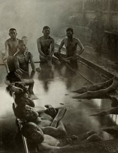 Ein öffentliches Bad in Kanawa, 1910 von Herbert Ponting
