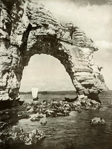 Ein vom Meer geformter Bogen in Matsushima, 1910 von Herbert Ponting