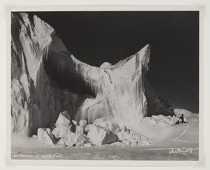 Ein Eisberg im Hochsommer von Herbert Ponting