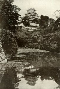 Eine alte feudale Burg vom Wassergraben aus, 1910 von Herbert Ponting