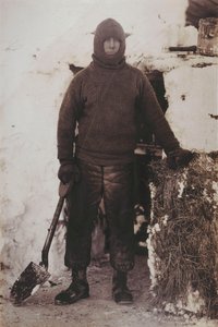 Kapitän L.E.G. Oates an der Stalltür von Herbert Ponting