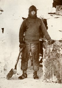 Kapitän L. E. G. Oates an der Stalltür, 30. August 1911, 1913