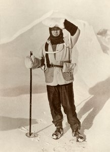 Kapitän Scott trägt die Brieftasche, in der er seine Schlittenjournale aufbewahrte, ca. 1910-1911, 1913