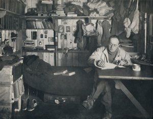 Kapitän Scott schreibt sein Tagebuch in der Hütte am Kap Evans, ca. 1911