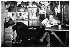 Kapitän Scott schreibt sein Tagebuch, um 1911, 1928