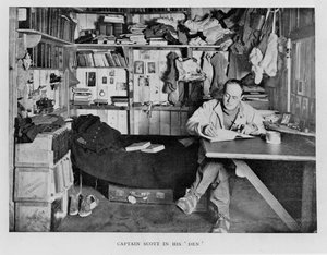Captain Scott in seinem Quartier im Winter, 1911