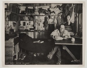Kapitän Scott schreibt sein Tagebuch während der Terra Nova Expedition (1910-13) zum Südpol von Herbert Ponting
