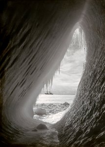 Höhle im Eis geschnitzt von Herbert Ponting